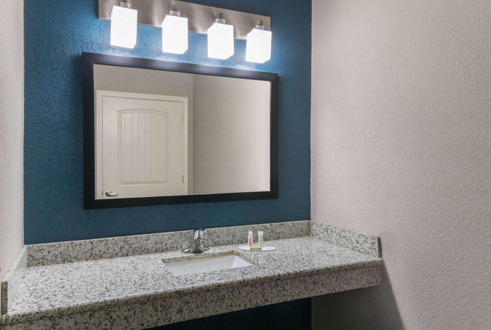 Super 8 By Wyndham San Antonio Near Fort Sam Houston Esterno foto
